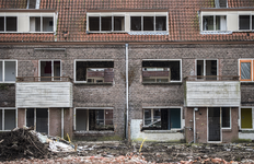 909491 Gezicht op de achterzijden van enkele woningen aan het Ondiep te Utrecht, tijdens de sloop.